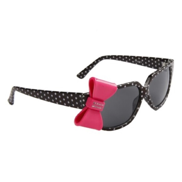 Two for 30 bowtie sunglasses comes with hard case - Picture 4 of 6